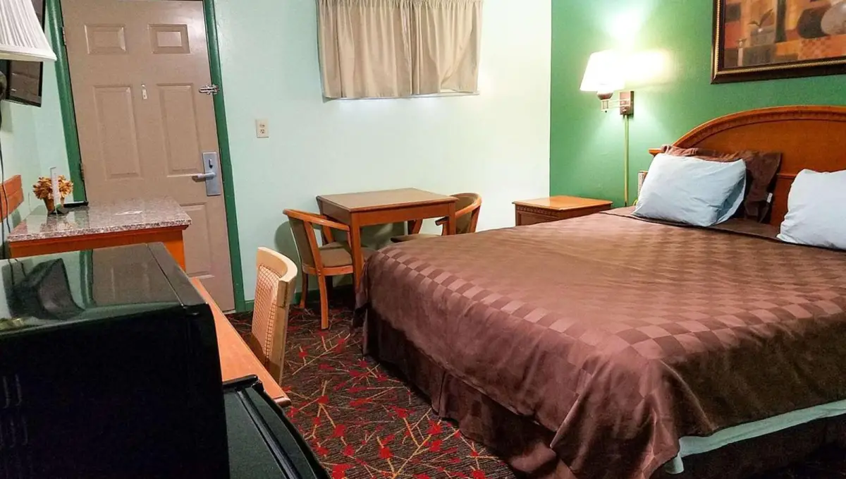 American Inn & Suites Childress 6