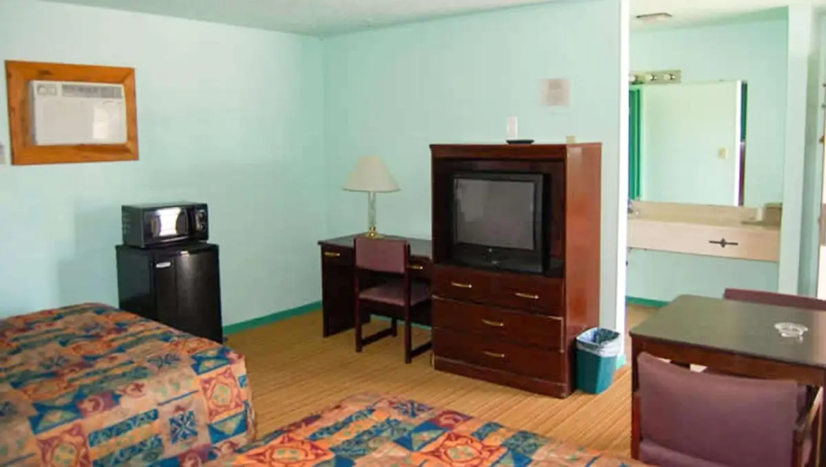 American Inn & Suites Childress 9